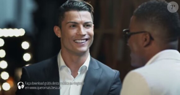 Cristiano Ronaldo (Real Madrid) chante dans une pub pour la banque BESA avec Anselmo Ralph - juin 2014