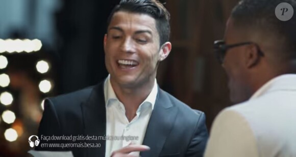 Le footballeur Cristiano Ronaldo chante dans une publicité pour la banque BESA - juin 2014