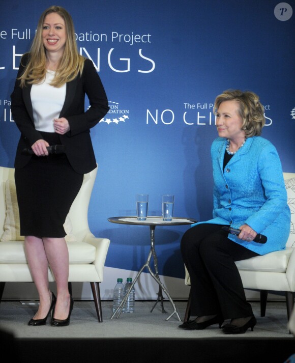 Chelsea Clinton a annoncé être enceinte de son premier enfant lors d'une conférence donnée conjointement avec sa mère Hillary Clinton à l'occasion du Tribeca Film Festival à New York, le 17 avril 2014.