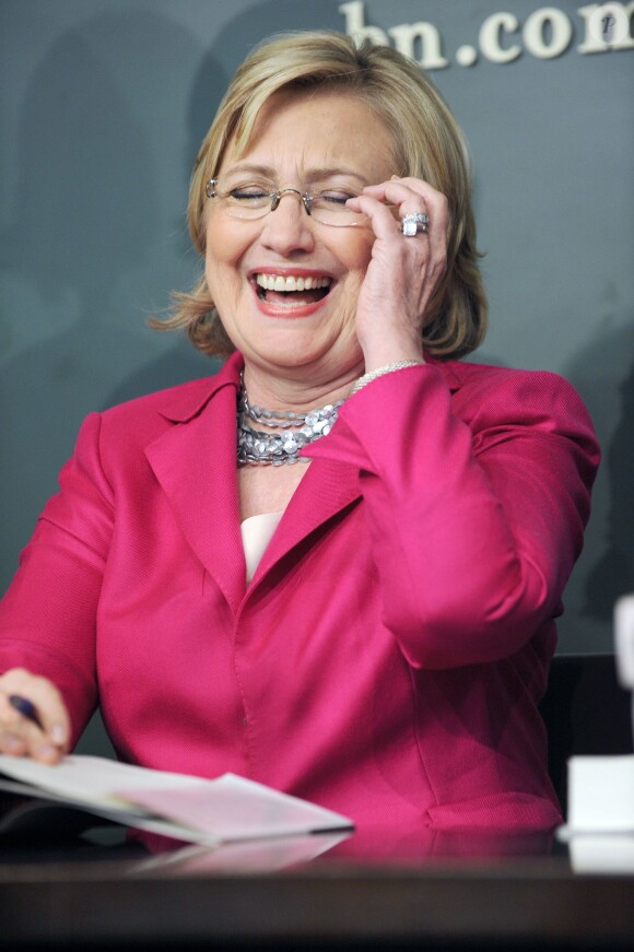 Hillary Clinton dédicace son livre "Hard Choices" à la librairie Barnes & Noble à New York, le 10 juin 2014.