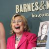 Hillary Clinton fait la promotion de son livre "Hard Choices" à la librairie Barnes & Noble à New York, le 10 juin 2014.