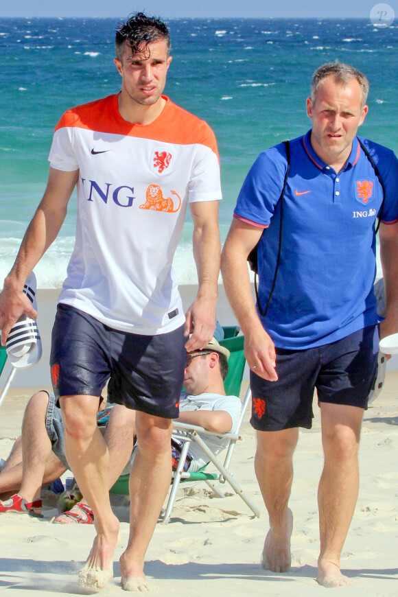 Robin van Persie et ses coéquipiers sur une plage de Rio de Janeiro le 9 juin 2014. 