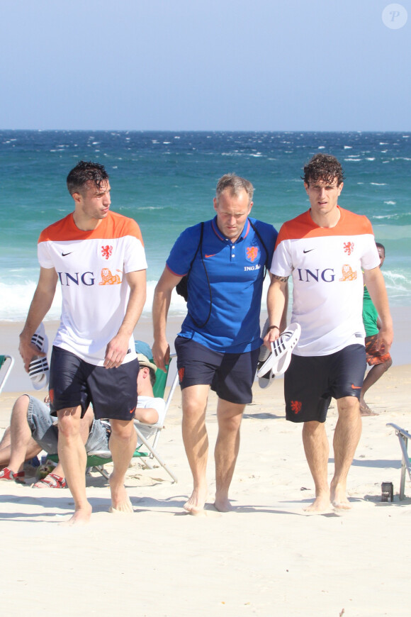 Robin van Persie et son coéquipier Daryl Janmaat sur une plage de Rio de Janeiro le 9 juin 2014. 