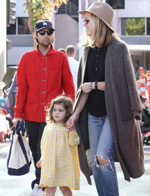 Jason Schwartzman et sa femme Brady Cunningham avec leur fille Marlowe à Studio City, Los Angeles, le 1er décembre 2013.