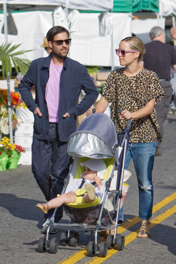 Jason Schwartzman avec sa femme Brady et leur fille Marlowe à Los Angeles, le 25 août 2012.