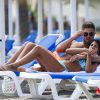 Les stars de télé-réalité Jasmin Walia et Ross Worswick profitent d'un bel après-midi sur une plage de Marbella. Le 11 juin 2014.