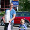 Robin Thicke en session shopping avec son fils Julian Fuego dans les rues de Los Angeles, le 10 juin 2014.