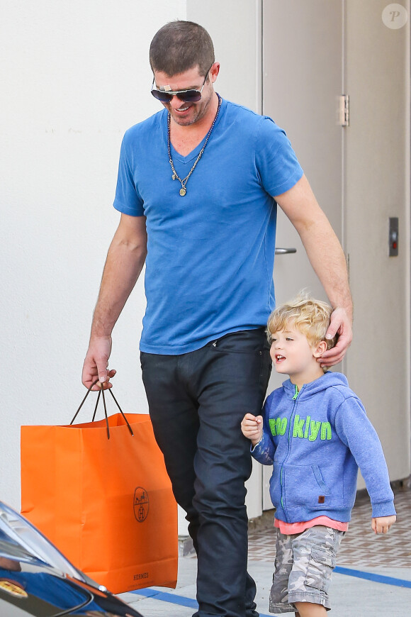 Robin Thicke dans les rues de Beverly Hills avec son fils Julian Fuego, le 10 juin 2014.