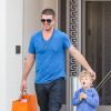 Robin Thicke en session shopping avec son fils Julian Fuego à Beverly Hills, le 10 juin 2014.
