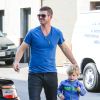 Robin Thicke fait du shopping avec son fils Julian Fuego à Beverly Hills, le 10 juin 2014.