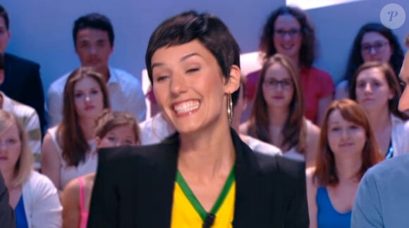 Doria Tillier se transforme en Cristina Cordula dans la météo du "Grand journal". Jeudi 12 juin 2014.