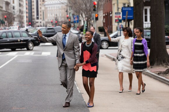 Barack Obama et ses filles sortent de l'église à Washington en mars 2013 