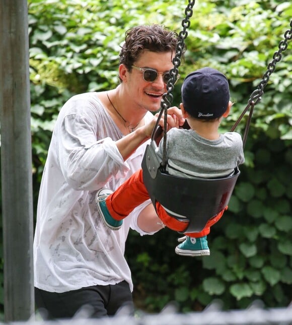 Orlando Bloom emmène son fils Flynn jouer au parc a New York, le 14 juillet 2013. 