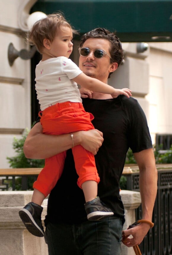 Orlando Bloom et son fils Flynn promènent leur chien dans un parc à New York le 7 juillet 2013. 