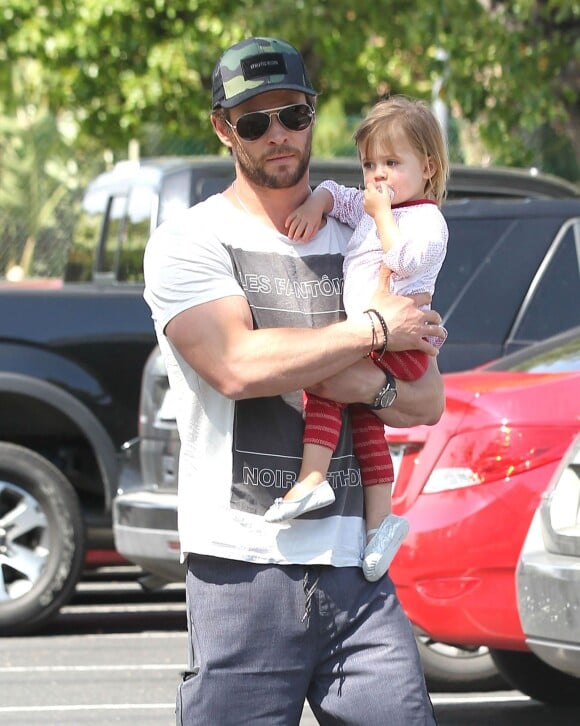 Chris Hemsworth, sa femme Elsa Pataky et leur fille India se rendent dans un cabinet médical à Malibu, le 10 avril 2014. 
