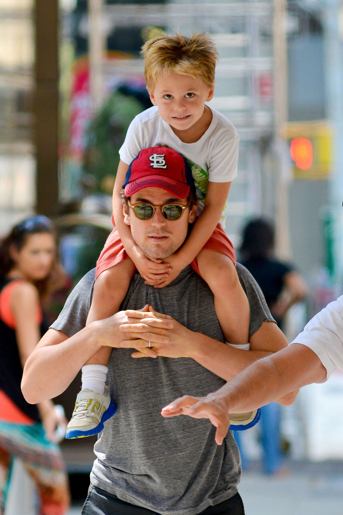 Photo : Matt Bomer, papa occupé dans les rues de New York en août 2012 -  Purepeople