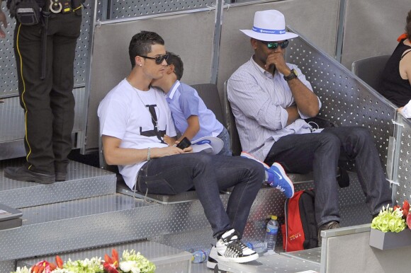 Cristiano Ronaldo et son fils Cristiano Jr à l'Open de tennis de Madrid le 8 mai 2014 (