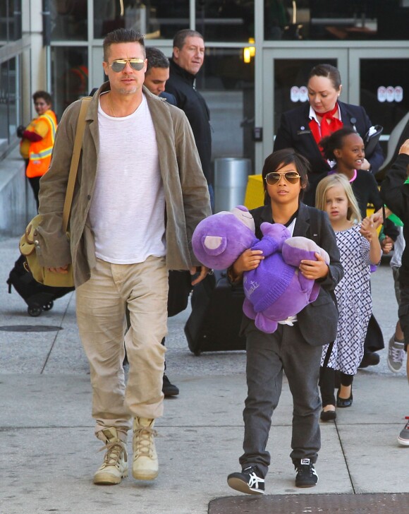 Brad Pitt et Angelina Jolie arrivent à l'aéroport de Los Angeles en provenance d'Australie avec leurs enfants, le 5 février 2014.