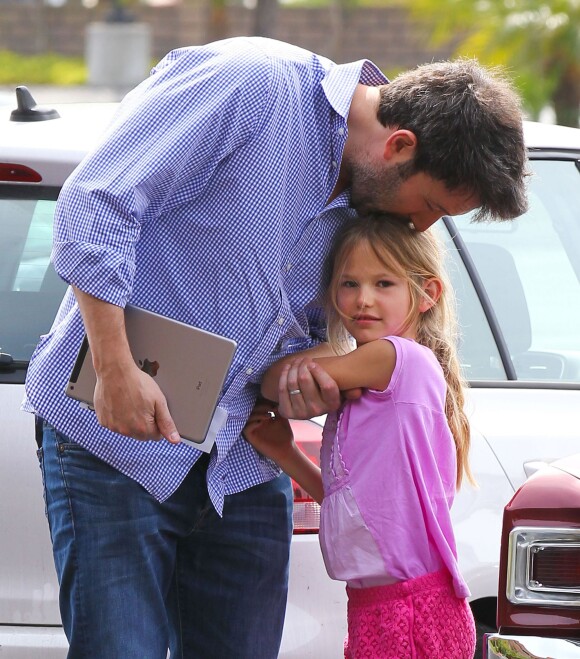 Ben Affleck et sa fille Violet à Santa Monica. L'acteur se balade avec sa magnifique Chevrolet Chevelle. Le 19 avril 2014 