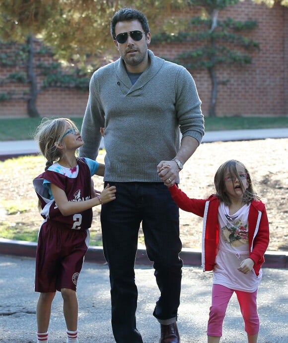 Ben Afflecket ses deux filles Violet et Seraphina au parc a Pacific Palisades, le 24 novembre 2013. 