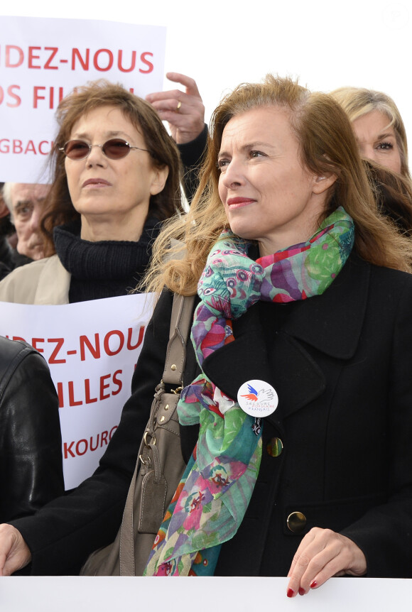 Jane Birkin et Valérie Trierweiler - Marche de femmes pour appeler à la libération de jeunes filles enlevées par le groupe Boko Haram au Nigeria. Place du Trocadéro à Paris le 13 mai 2014.