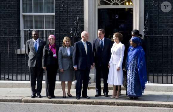 Le Premier ministre britannique David Cameron reçoit Angelina Jolie, William Hague et les représentants du sommet sur les violences sexuelles lors de conflits, au 10 Downing Street à Londres, le 10 juin 2014
