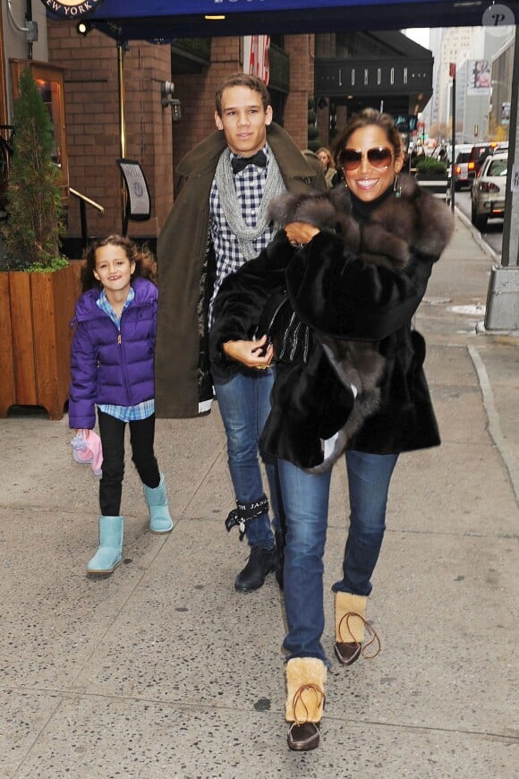 Stacey Dash avec ses deux enfants Austin et Lola, le 23 novembre 2010.