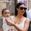 Kim Kardashian et sa fille North, craquante en robe blanche, quittent le Children's Museum Of Manhattan. New York, le 15 juin 2014.