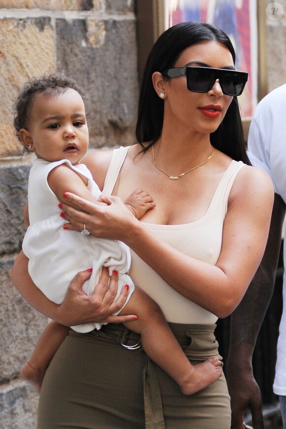 Kim Kardashian et sa fille North, craquante en robe blanche, quittent le Children's Museum Of Manhattan. New York, le 15 juin 2014.