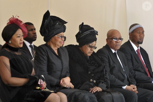 Graça Machel, Nelson Mandela, Winnie Mandela, Jacob Zuma et Mandla Mandela à Qunu le 15 décembre 2013.