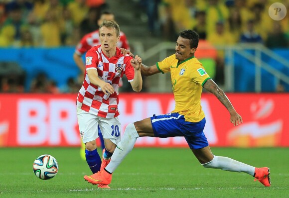 Luka Modric et Luiz Gustavo lors du match Brésil-Croatie pendant la Coupe du monde le 12 juin 2014.