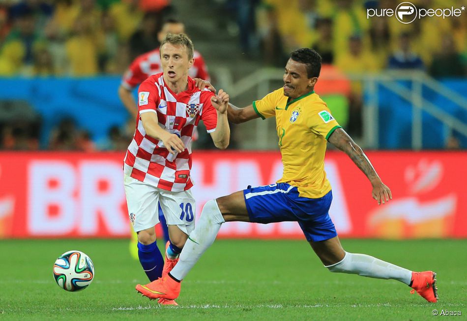  Luka Modric et Luiz Gustavo lors du match Br&amp;eacute;sil-Croatie pendant la Coupe du monde le 12 juin 2014. 
