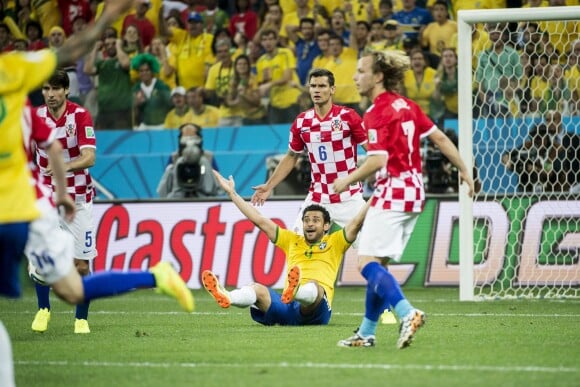 Fred et Dejan Lovren lors du match Brésil-Croatie pendant la Coupe du monde le 12 juin 2014.
