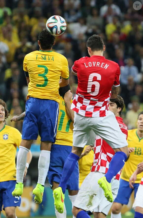 Thiago Silva et Dejan Lovren lors du match Brésil-Croatie pendant la Coupe du monde le 12 juin 2014.