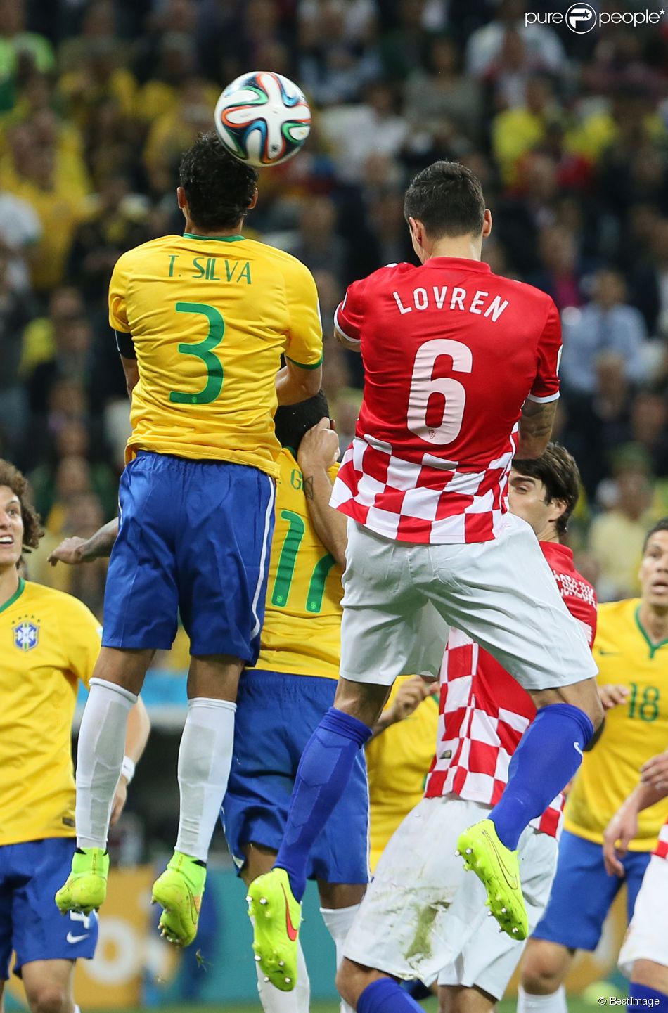  Thiago Silva et Dejan Lovren lors du match Br&amp;eacute;sil-Croatie pendant la Coupe du monde le 12 juin 2014. 