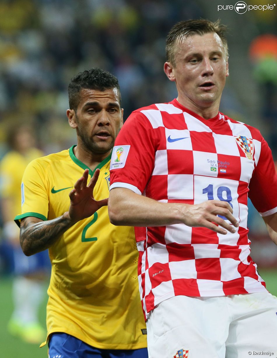  Dani Alves et Ivica Olic lors du match Br&amp;eacute;sil-Croatie pendant la Coupe du monde le 12 juin 2014. 