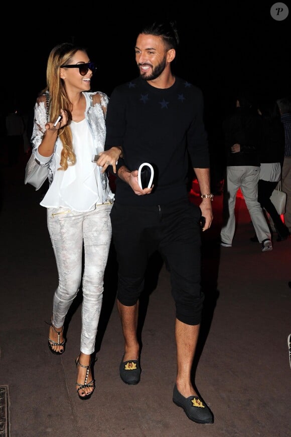 Nabilla Benattia et son compagnon Thomas Vergara se promènent à Cannes à l'occasion du festival du film le 18 mai 2014.