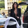 Kim Kardashian, maman ultrasexy en blazer, body et leggings noirs et souliers Saint Laurent à New York. Le 16 juin 2014.