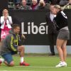 Le tennisman allemand Martin Emmrich demande sa fiancée Michaella Krajicek en mariage après sa victoire sur le tournoi de 'S-Hertogenbosch (Pays-Bas) lundi 16 juin 2014. 