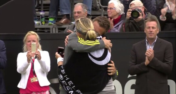Le tennisman Martin Emmrich demande Michaella Krajicek en mariage après sa victoire sur le tournoi de 'S-Hertogenbosch (Pays-Bas) lundi 16 juin 2014. 