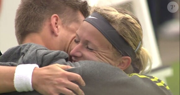 Le tennisman Martin Emmrich demande sa fiancée Michaella Krajicek en mariage après sa victoire sur le tournoi de 'S-Hertogenbosch (Pays-Bas) lundi 16 juin 2014. 