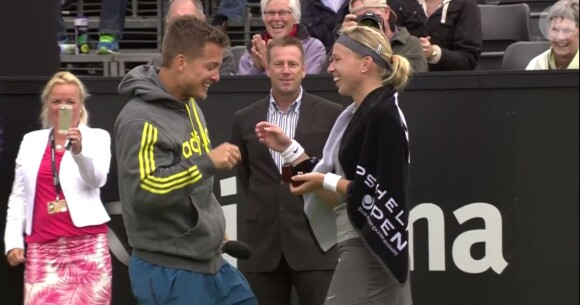 Martin Emmrich demande sa fiancée Michaella Krajicek en mariage après sa victoire sur le tournoi de 'S-Hertogenbosch (Pays-Bas) lundi 16 juin 2014. 