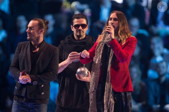 Jared Leto, Tomo Milicevic et Shannon Leto du groupe Thirty Seconds To Mars sur scene lors des MTV European Music Awards (EMA) 2013 au Ziggo Dome d'Amsterdam, le 10 novembre 2013.
