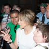 Jennifer Lopez, entourée de ses fans, en quittant son hôtel. New York, le 18 juin.