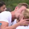 Julien le blond embrasse Linda sur la bouche en guise d'adieux - "Les Anges de la télé-réalité 6". Episode du 20 mai 2014.