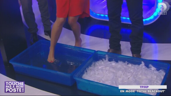 Enora Malagré teste "Total Blackout", le nouveau jeu de W9 - Emission "Touche pas à mon poste" (D8) du 19 juin 2014.