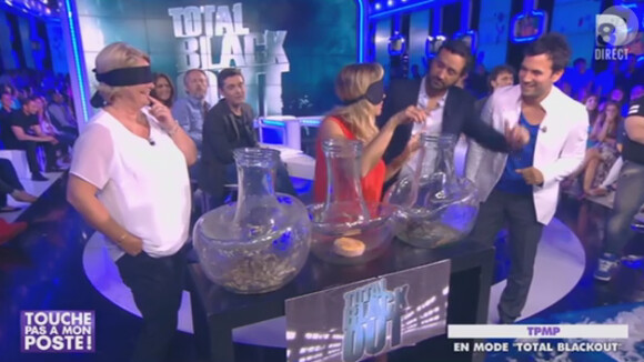 Enora Malagré teste "Total Blackout", le nouveau jeu de W9 - Emission "Touche pas à mon poste" (D8) du 19 juin 2014.