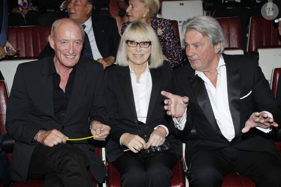 Mireille Darc avec son mari Pascal Desprez et son ami Alain Delon lors du gala de l'Ifrad à Paris le 18 septembre 2012
