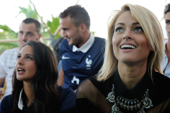 La ravissante Caroline Receveur assistant à la projection du match France - Suisse sur le bateau Kia à Paris, le 20 juin 2014.