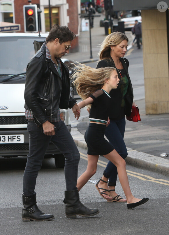 Exclusif - Kate Moss, son mari Jamie Hince et sa fille Lila Grace font du shopping à Hampstead. Londres, le 17 juin 2014.